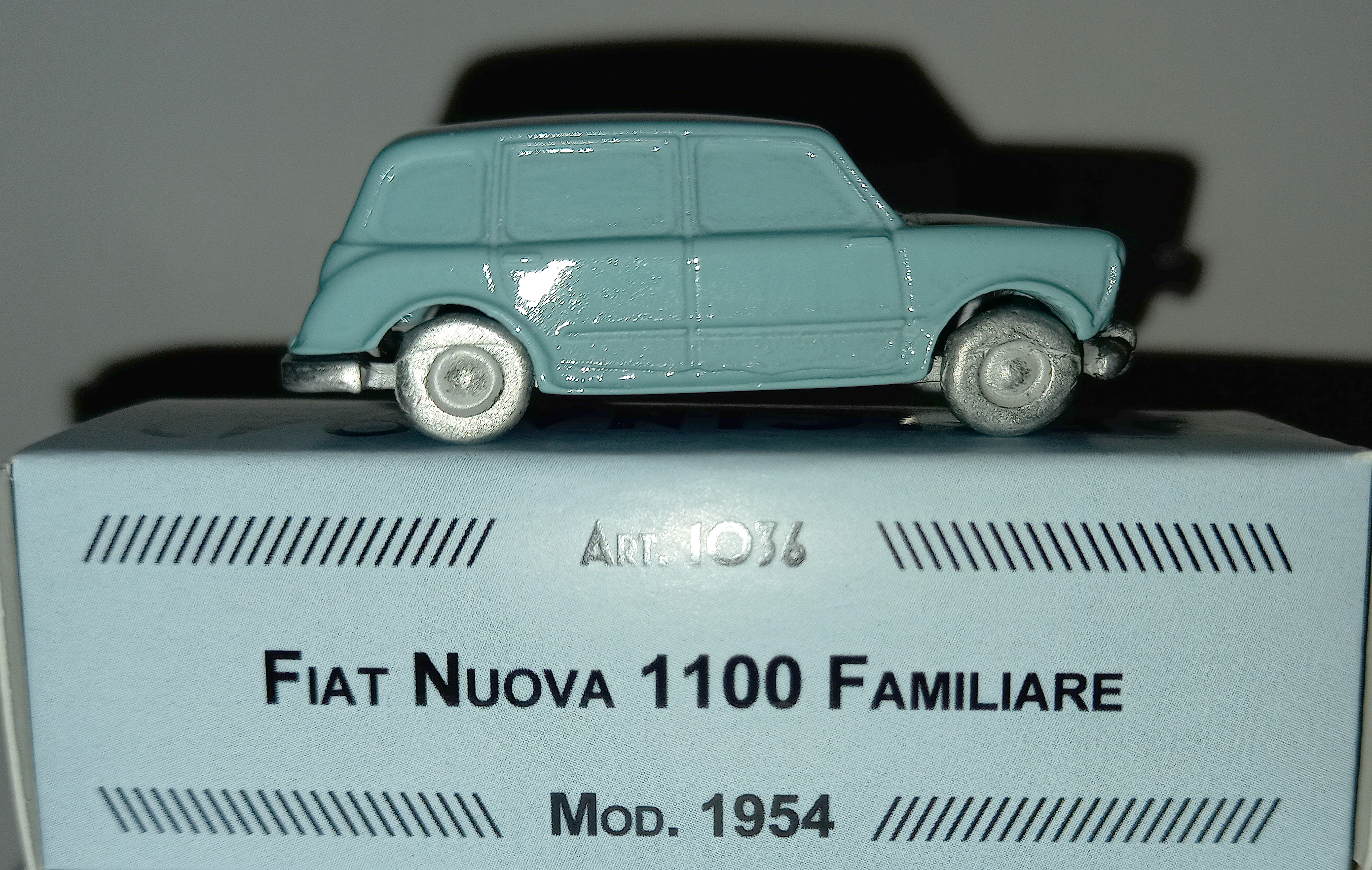 FIAT 1100 FAMILIARE 1:76 scale