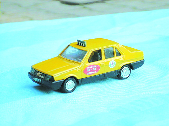 FIAT REGATA TAXI GIALLO in scala 1:43