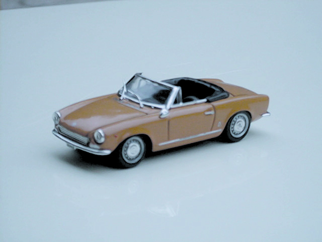 FIAT 124 CABRIO in scala 1:43